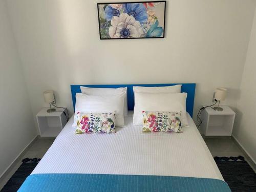 Een bed of bedden in een kamer bij Villa Panorama Modi, with pool and stunning views