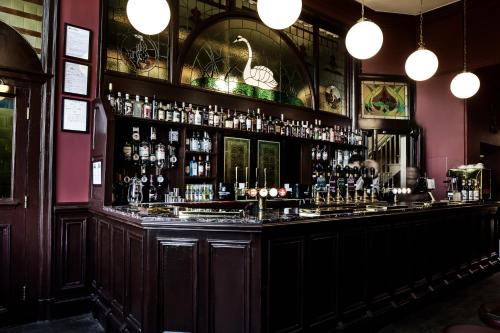 Salon ili bar u objektu Swan & Railway Hotel Wigan