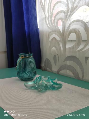 un jarrón verde sentado sobre una mesa en KALLITHEA Nastro Azzurro, en Kallithea Halkidikis