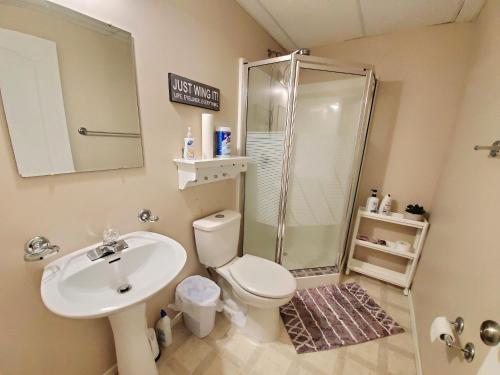 W łazience znajduje się toaleta, umywalka i prysznic. w obiekcie Saskatoon Lashyn Cove Homestay w mieście Saskatoon