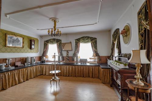 een woonkamer met een tafel en een stoel bij Wrzos & Belvedere in Kudowa-Zdrój