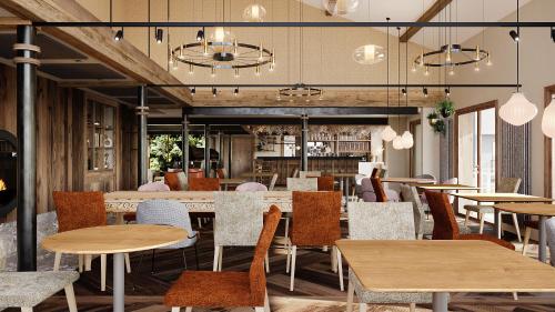 um restaurante com mesas e cadeiras e um bar em Auberge d'Aillon et d'Ailleurs em Aillon-le-Jeune
