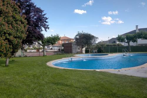 Piscina de la sau aproape de Chalet adosado con jardín