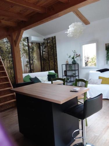 - un salon avec une grande table et des chaises en bois dans l'établissement FLORALIE, à Draguignan