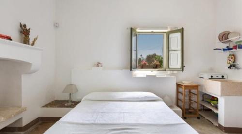 MelissanoにあるLe Cernicoleの白いベッドルーム(ベッド1台、窓付)