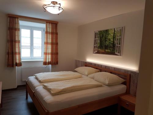 Llit o llits en una habitació de Gasthof Mittendorfer
