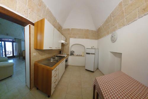 una piccola cucina con lavandino e frigorifero di Villino zia Rosy a Ostuni