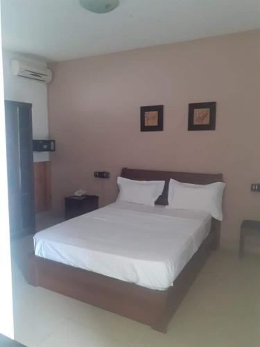 Una cama o camas en una habitación de Hôtel La Grillade