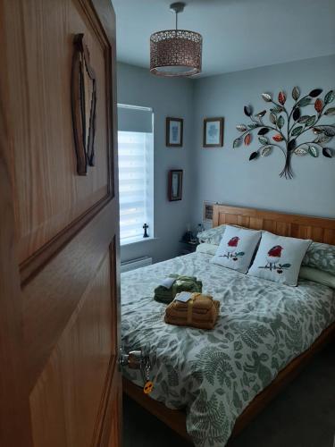 een slaapkamer met een bed met een handtas erop bij Number 14 in Downpatrick