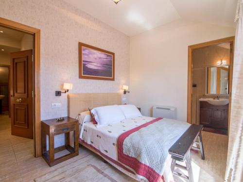 1 dormitorio con cama y lavamanos en Desconectaengalicia Ático Isla de Arosa con vistas al mar en Isla de Arosa