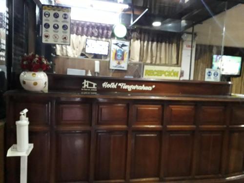 a bar at a fast food restaurant with a counter at Hotel Tungurahua in Ambato