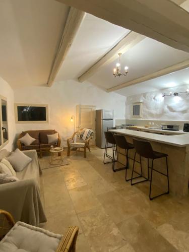 une cuisine et un salon avec un canapé et une table dans l'établissement BERGERIE A Murta, Domaine de l Ogliastru, à Olmeto