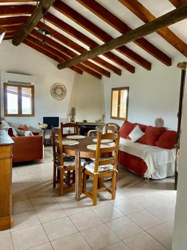 un salon avec une table et un lit dans l'établissement Bergerie FIORA, Domaine de l Ogliastru, à Olmeto