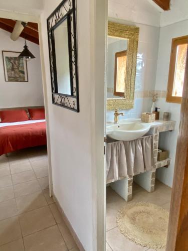une salle de bain avec un lavabo et un miroir dans l'établissement Bergerie FIORA, Domaine de l Ogliastru, à Olmeto