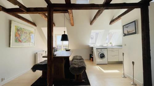 a living room with a table and a washing machine at ApartmentInCopenhagen Apartment 1490 in Copenhagen
