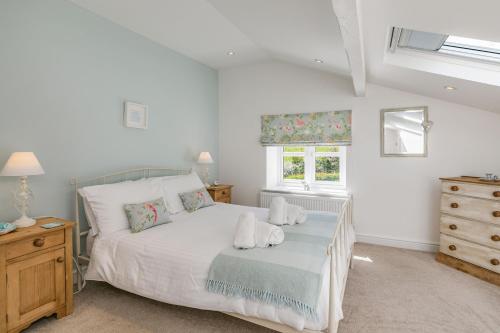 Un pat sau paturi într-o cameră la St John's Cottage