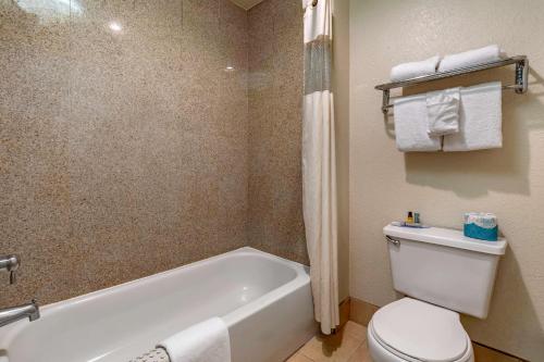 Ένα μπάνιο στο Best Western Orchard Inn
