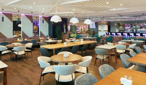 Un restaurante o sitio para comer en YOTEL Istanbul Airport, City Entrance