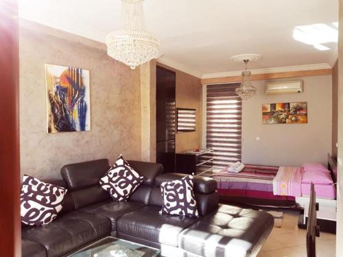 Posezení v ubytování Grand Appartement à 5 min de la mer et de la mosqué hassan II de Casablanca