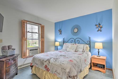 Tempat tidur dalam kamar di Scenic Home with Pool Access 3 Mi to Bushkill Falls