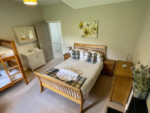 um quarto com uma cama grande e almofadas em The Farm House em Llangollen