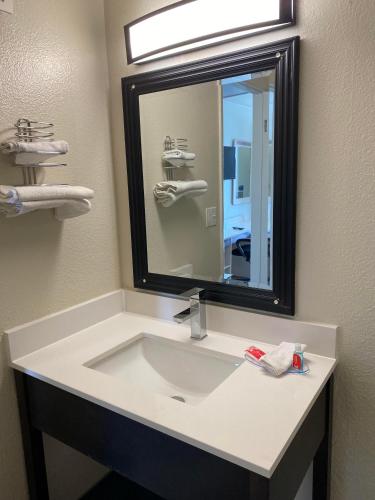 Koupelna v ubytování Econo Lodge Stockton near I-5 Fairgrounds