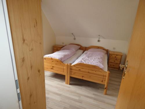 a bedroom with two twin beds in a room at To Hus, Whg 4 in Kellenhusen