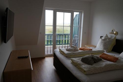 トレントにあるNordlicht Iの大きな窓付きの客室で、ベッド2台が備わります。