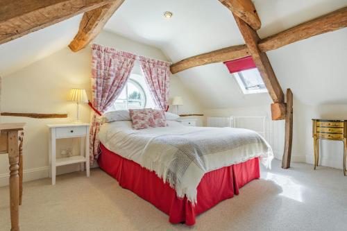 sypialnia z łóżkiem i oknem w obiekcie The Long Barn w mieście Cirencester