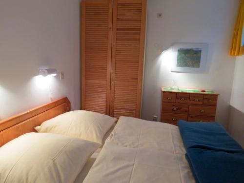 a bedroom with two twin beds and a dresser at Silva Mare, UG 2 in Kellenhusen