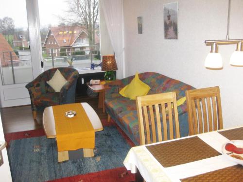 sala de estar con sofá y mesa en Haus Nautic 4-3-6 en Kellenhusen