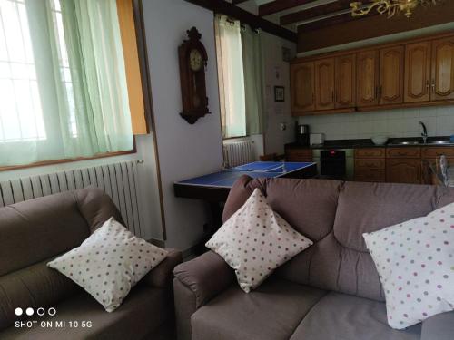 salon z dwiema kanapami i kuchnią w obiekcie Apartamento Turistico Luar 1 w mieście El Rasillo