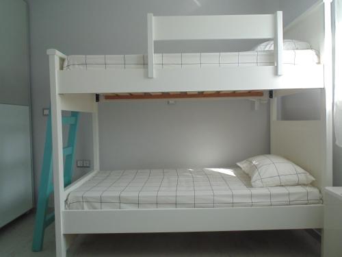 Bunk bed o mga bunk bed sa kuwarto sa white rose