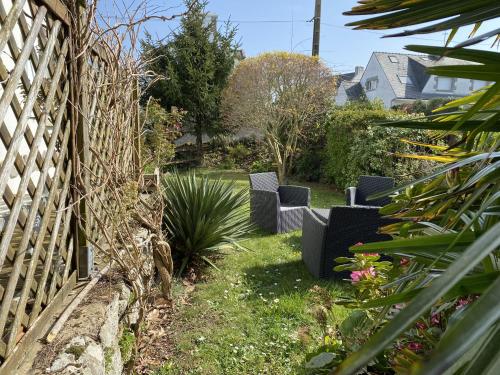 um jardim com uma fila de cadeiras num quintal em Aux portes des alignements de Carnac em Carnac