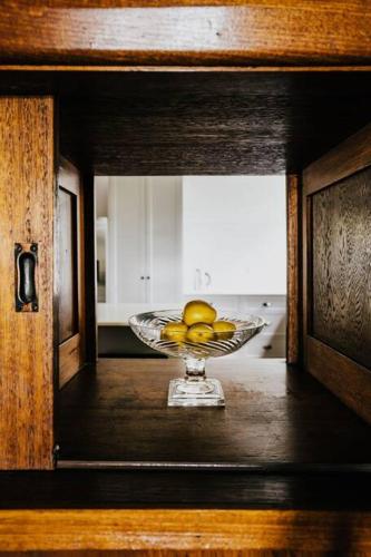 Un bol de fruta en una mesa de cocina. en Gilbert by Whiskey June, en Maryborough