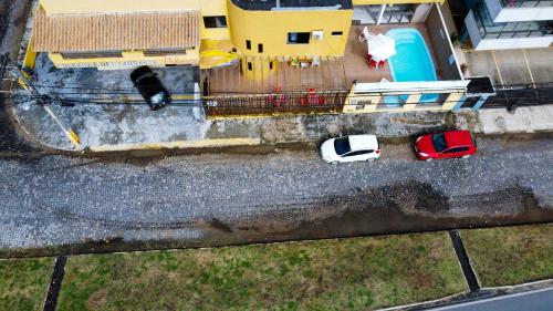 an aerial view of two cars parked in a parking lot at Pousada e Restaurante Palomar in Ilhéus