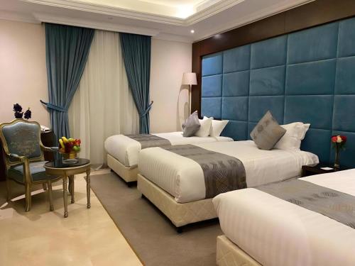 Un pat sau paturi într-o cameră la Three Points Al Salama