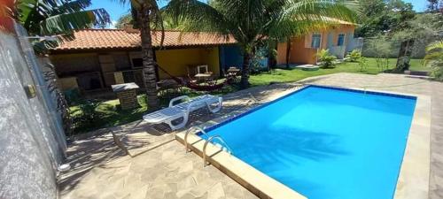 ein großer Pool vor einem Haus in der Unterkunft Guest House LuLi in Búzios
