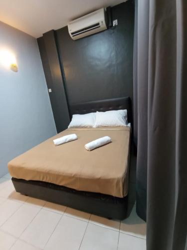 a bed with two towels on it in a room at D LAYARAN KUANTAN LPT Exit 833 in Kuantan