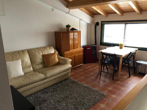sala de estar con sofá y mesa en Casa da Ponte, en Monforte de Lemos