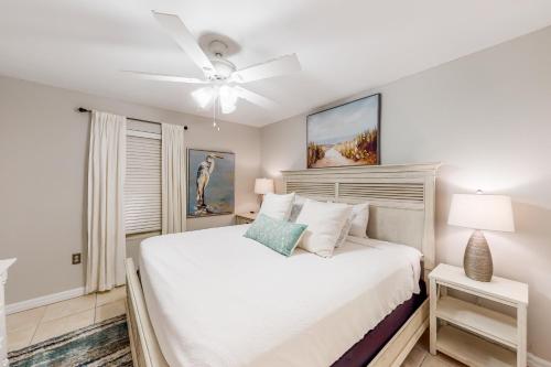 Krevet ili kreveti u jedinici u objektu Pelican Beach Resort III
