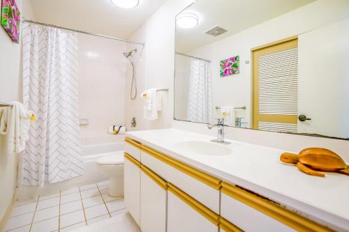 een badkamer met een wastafel, een douche en een toilet bij Hale Moi #103B in Princeville