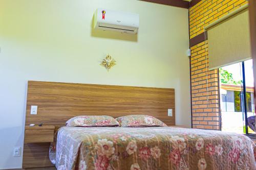 Giường trong phòng chung tại Villaggio dos Pássaros