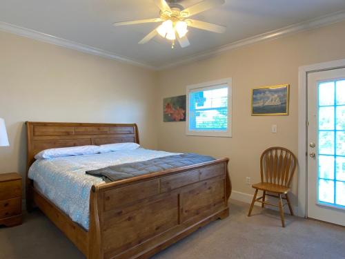 Schlafzimmer mit einem Holzbett und einem Deckenventilator in der Unterkunft Parrot Bay 37cu By Pkrm in Pensacola