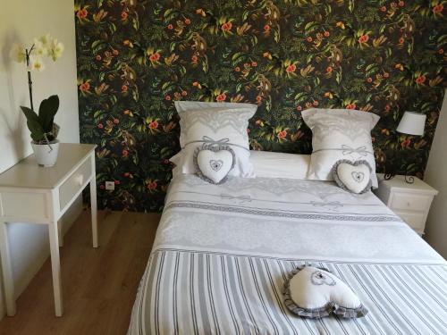 una camera da letto con un letto con due peluche sopra di La Petite Maison Des Vignes 