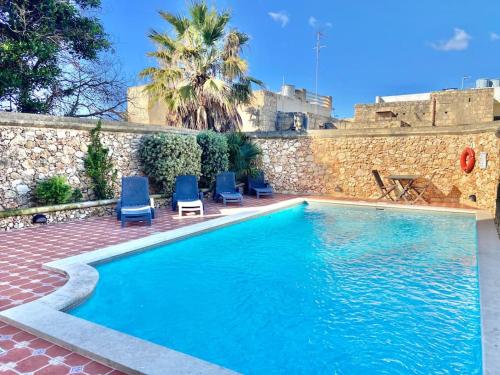 Kolam renang di atau di dekat Villa Rossa Gozo - 5 bedroom ensuite with pool & jacuzzi