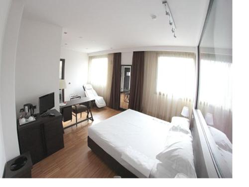Säng eller sängar i ett rum på Postumia Hotel Design