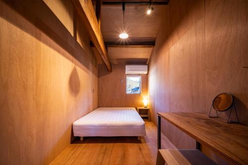 Un pat sau paturi într-o cameră la 古民家一棟貸し 加持ノ宿 高知県幡多郡黒潮町