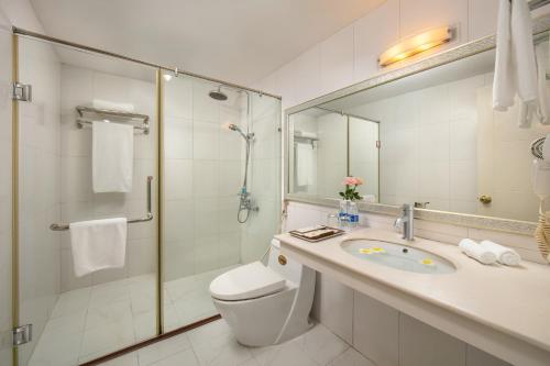 ハノイにあるA25 Hotel - 705 Lac Long Quanのトイレ、洗面台、シャワー付きのバスルーム
