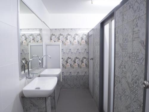 Kylpyhuone majoituspaikassa BaanSu Hostel